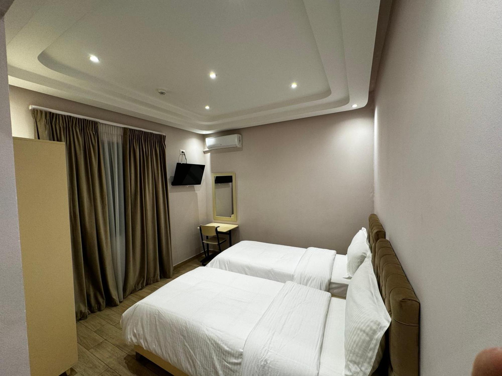SR99 Hotel Tirana Exterior foto